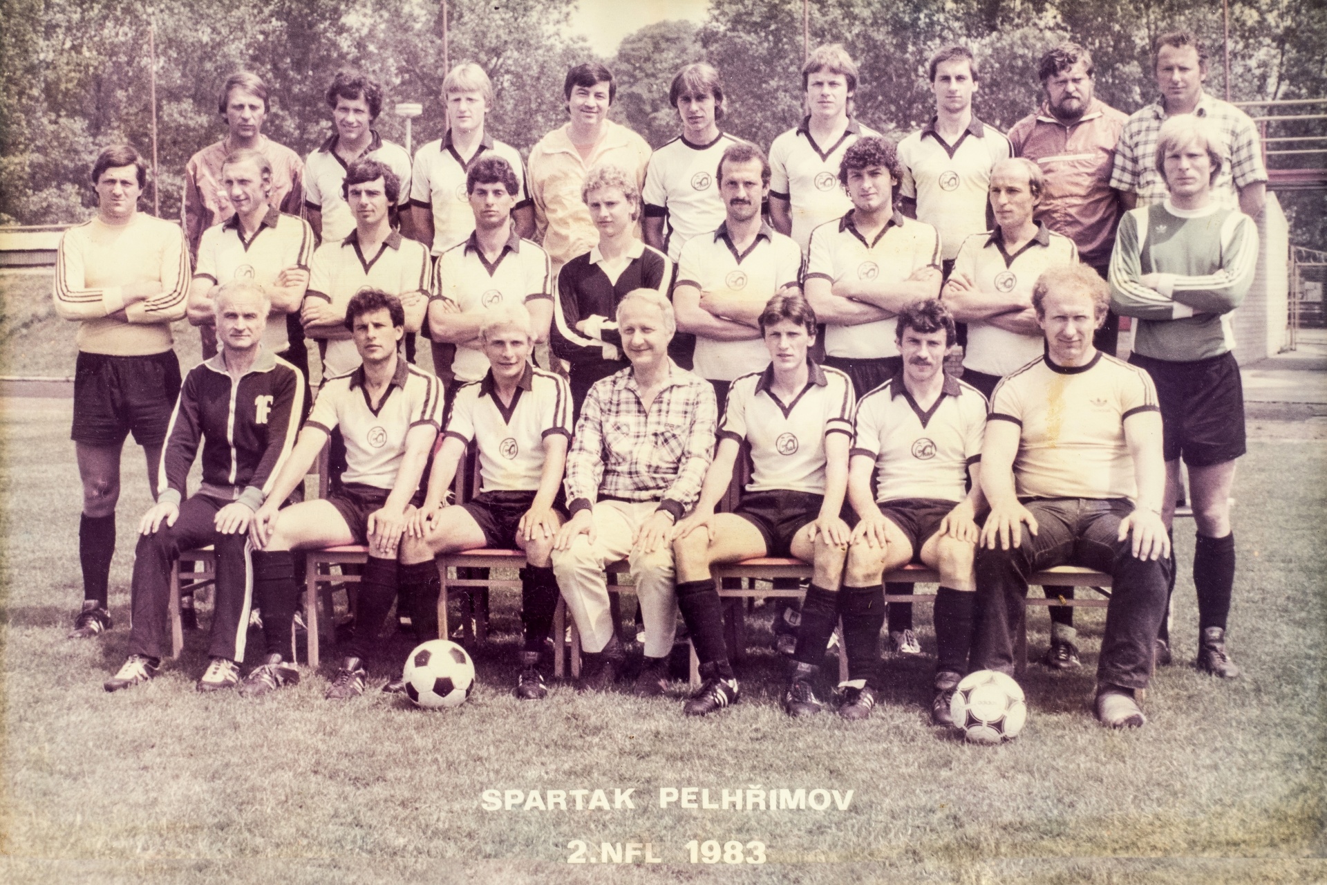 Společná fotografie týmu Spartak Pelhřimov z roku 1983, kdy tým hrál 2. Národní Fotbalovou Ligu.